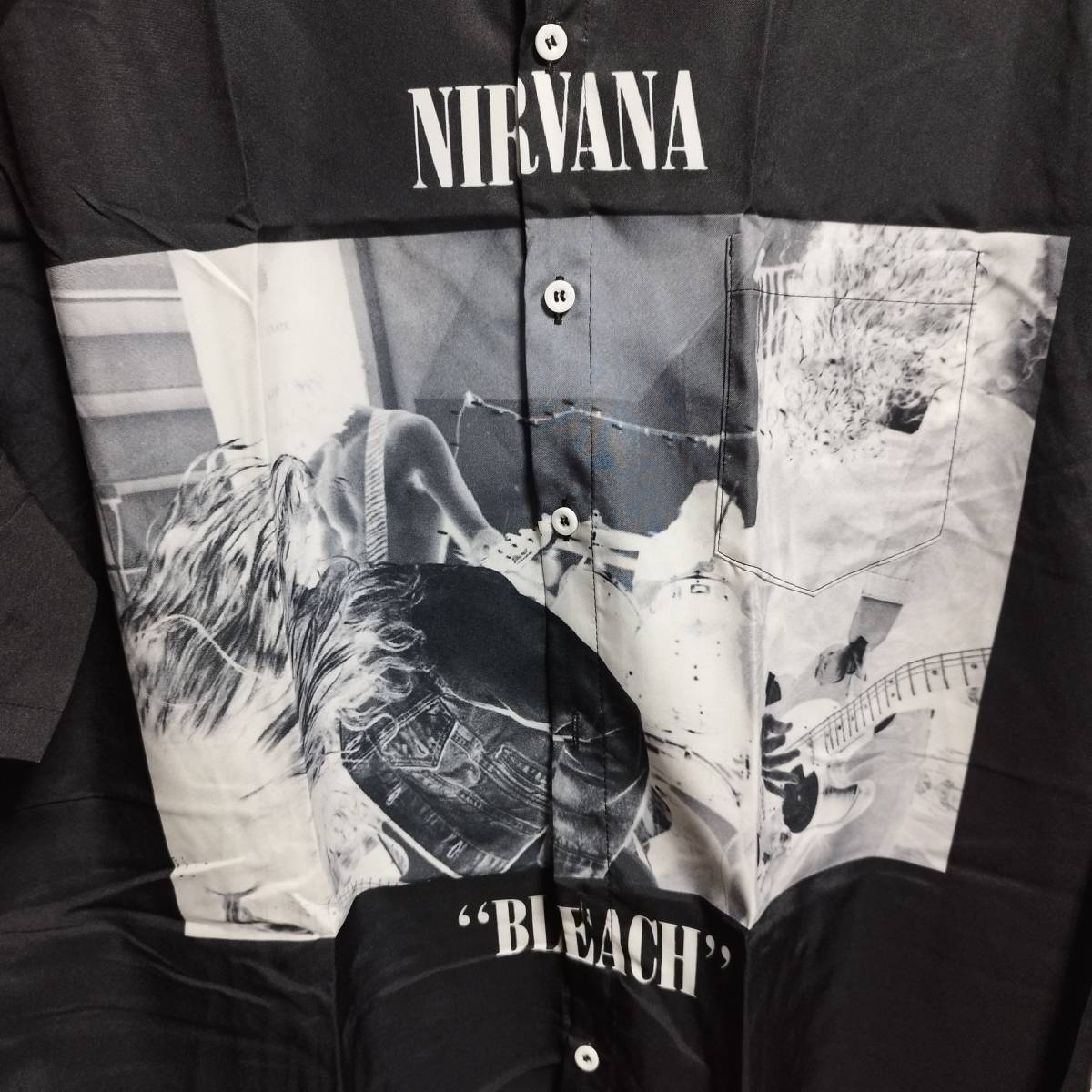海外直輸入品★ニルヴァーナ Nirvana「Bleach ブリーチ」 半袖シャツ【Lサイズ】総柄デザイン バンドT 新品 Kurt Cobain カートコバーンの画像3