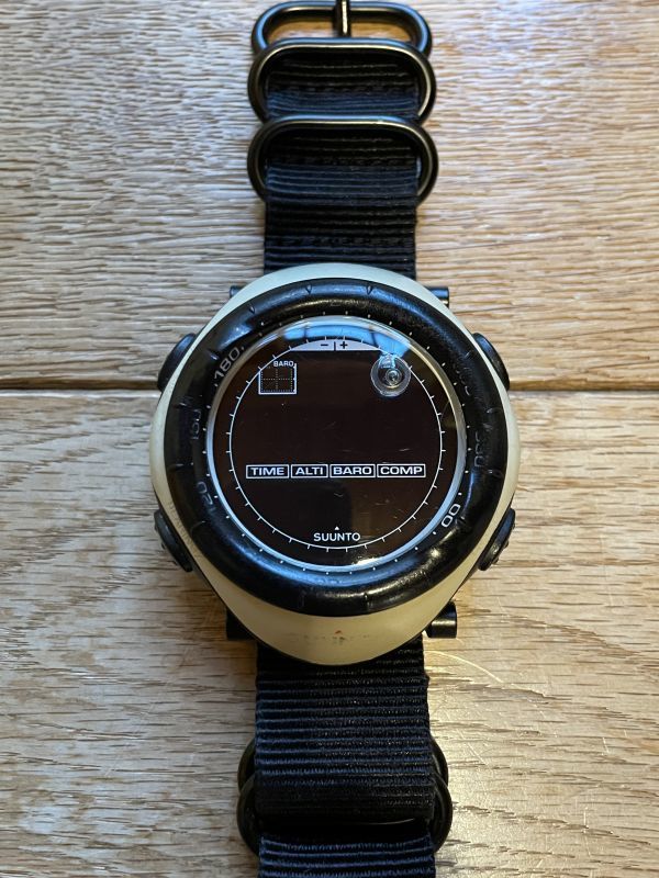 高価値】 SUUNTO VECTOR カーキ 完動品 純正新品バッテリー交換キット