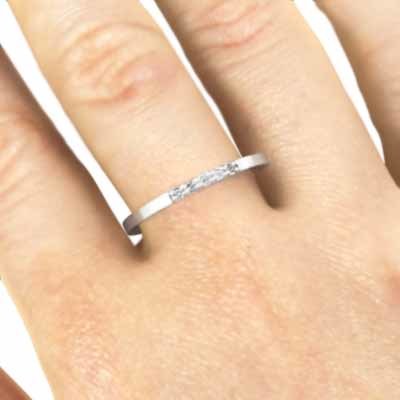 ダイヤモンド 平たい リング ハーフ エタニティ 指輪 5石 細身 指輪 18kホワイトゴールド 幅リング 微細_画像2