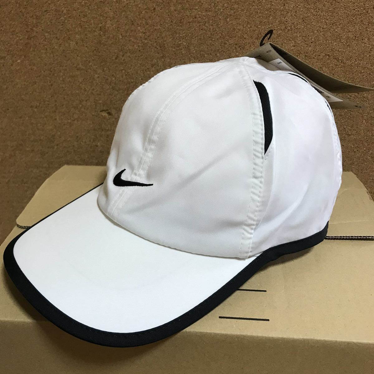 NIKE Nike running cap hat feather light white 57-59cm postage included 