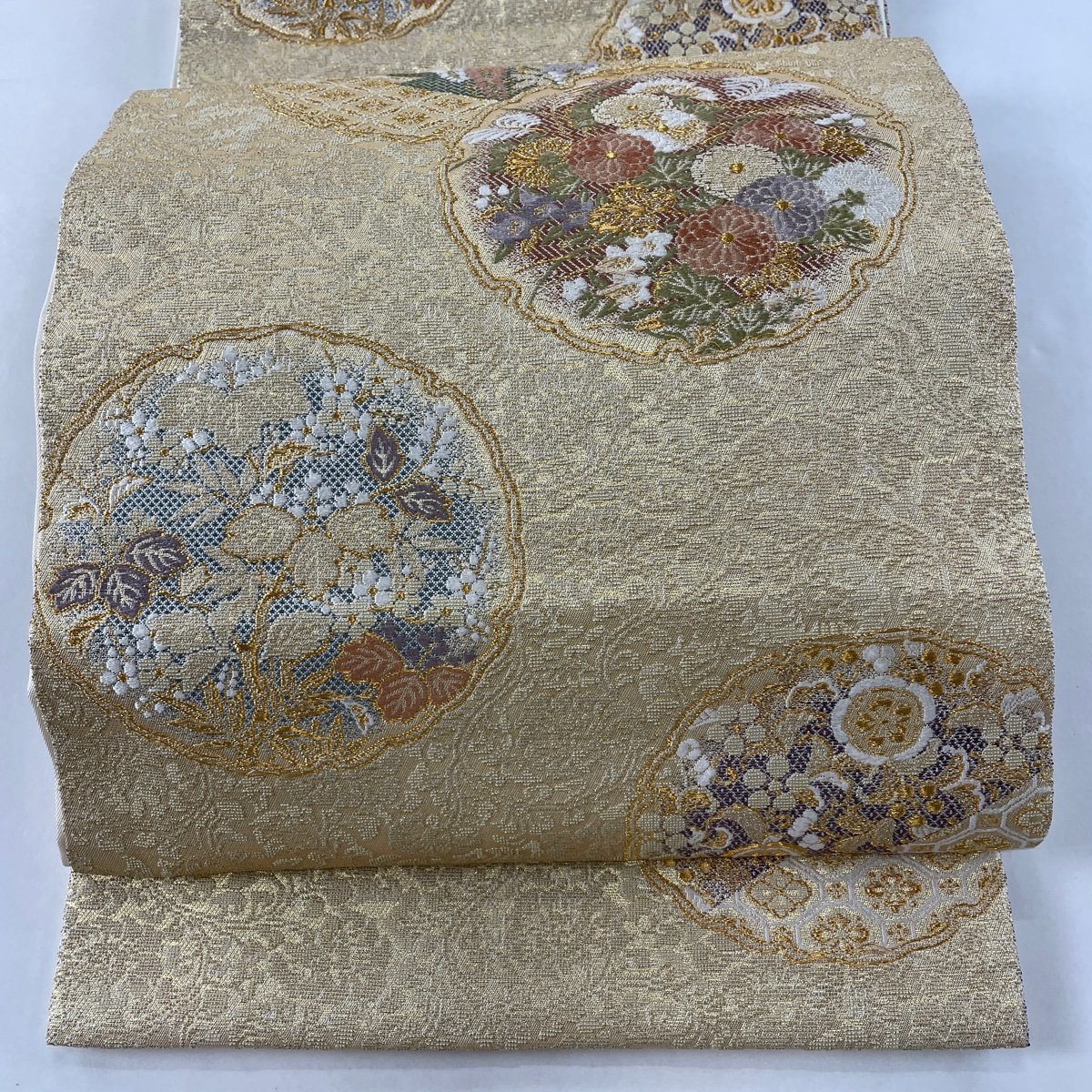 専門店では 金色 刺繍 金糸 草花 雪輪 やまと 落款 名品 美品 袋帯 六