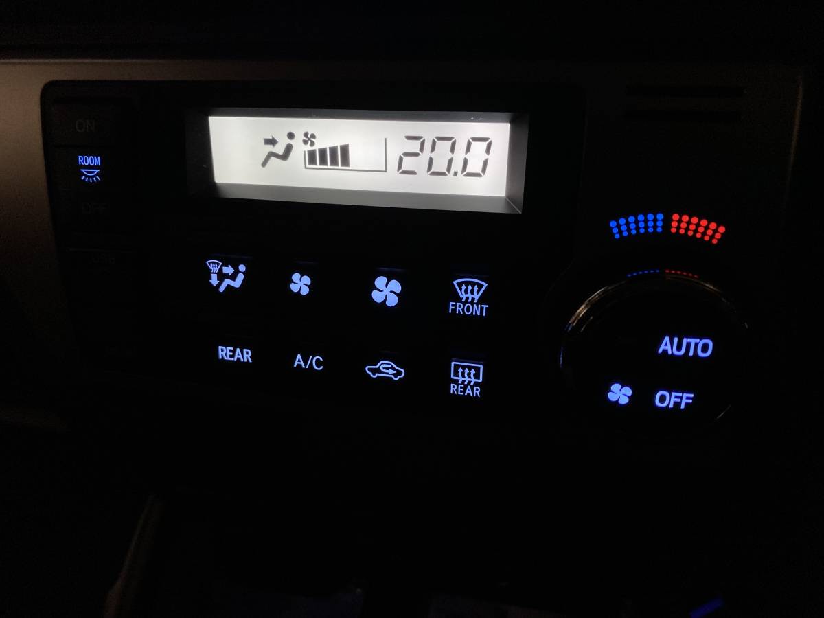 トヨタ ダイハツ レクサス 純正色 車載用 LED スカイブルー 3528 5個セット 菅2_使用例(エアコン操作パネルイルミ)