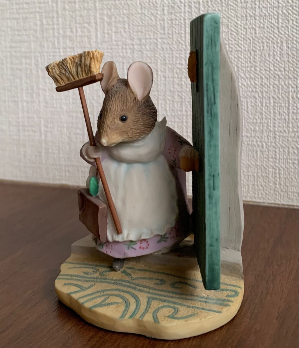 掃除をするハンカマンカ② フィギュリン ピーターラビット 置物 ボーダー-
