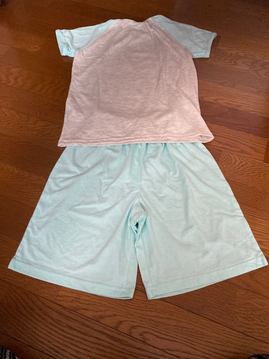新品タグ付き　すみっこぐらしパジャマセット（半袖）サイズ：１３０　カラー：エメラルドグリーン