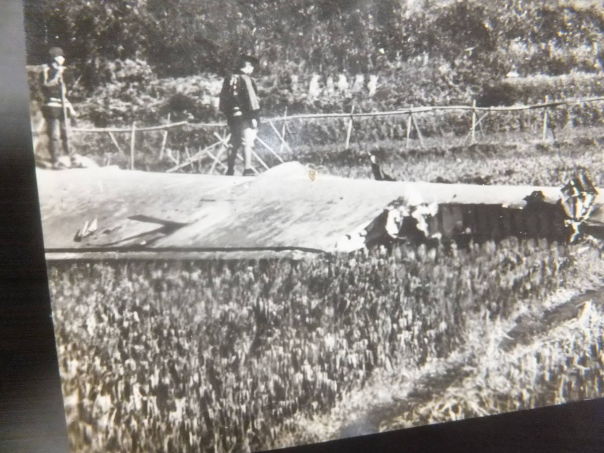 　＊　報道写真 特攻/撃墜さるB-29墜落翼片 震天制空隊 昭19「叩き落されたB-29残骸片」帝都空襲 日本陸軍 陸軍航空隊 千葉神代村　＊_画像2