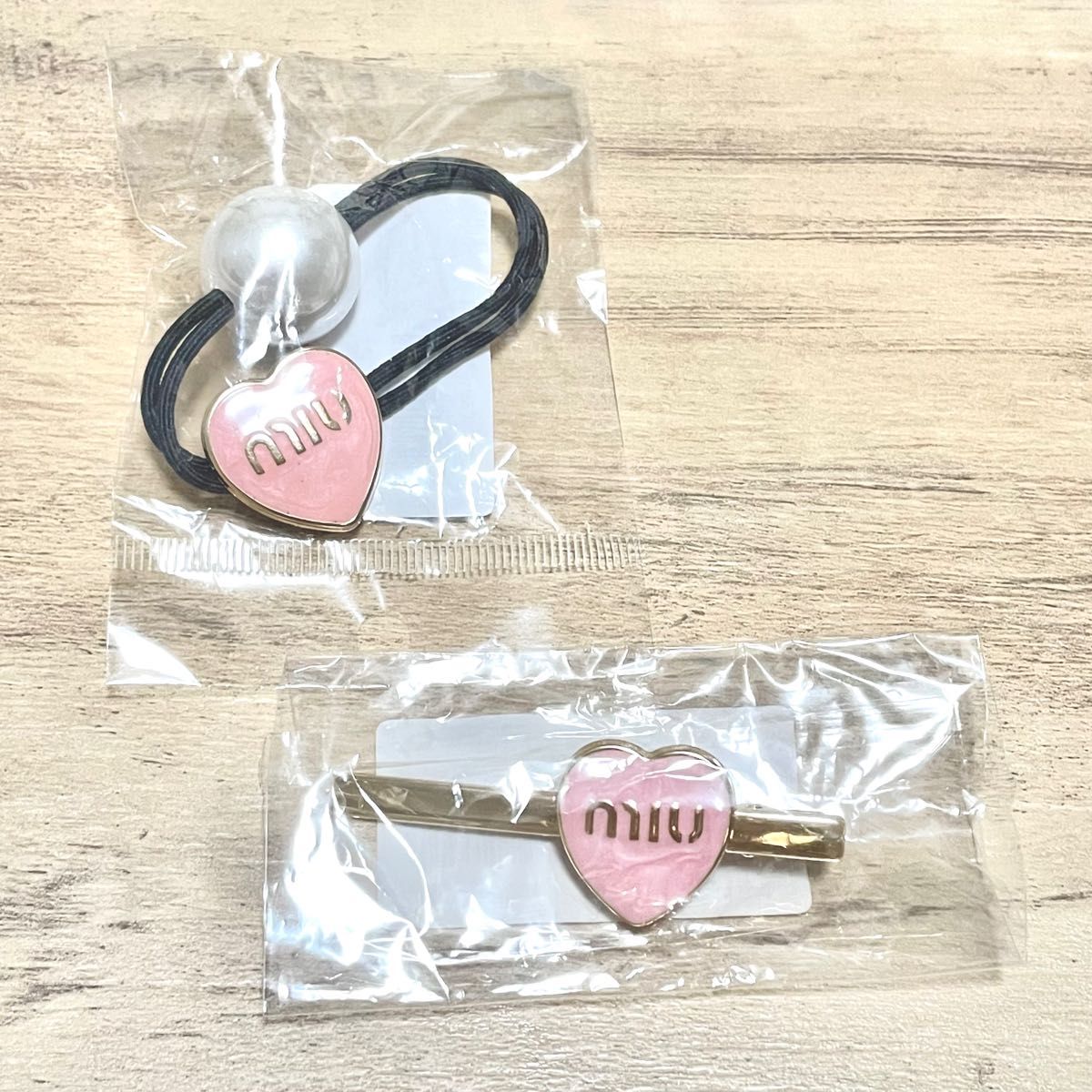 MIU MIU ヘアゴム ヘアピン ヘアアクセサリーセット ピンク MIU MIU ヘアゴム ヘアピン ヘアアクセサリーセット ピンク
