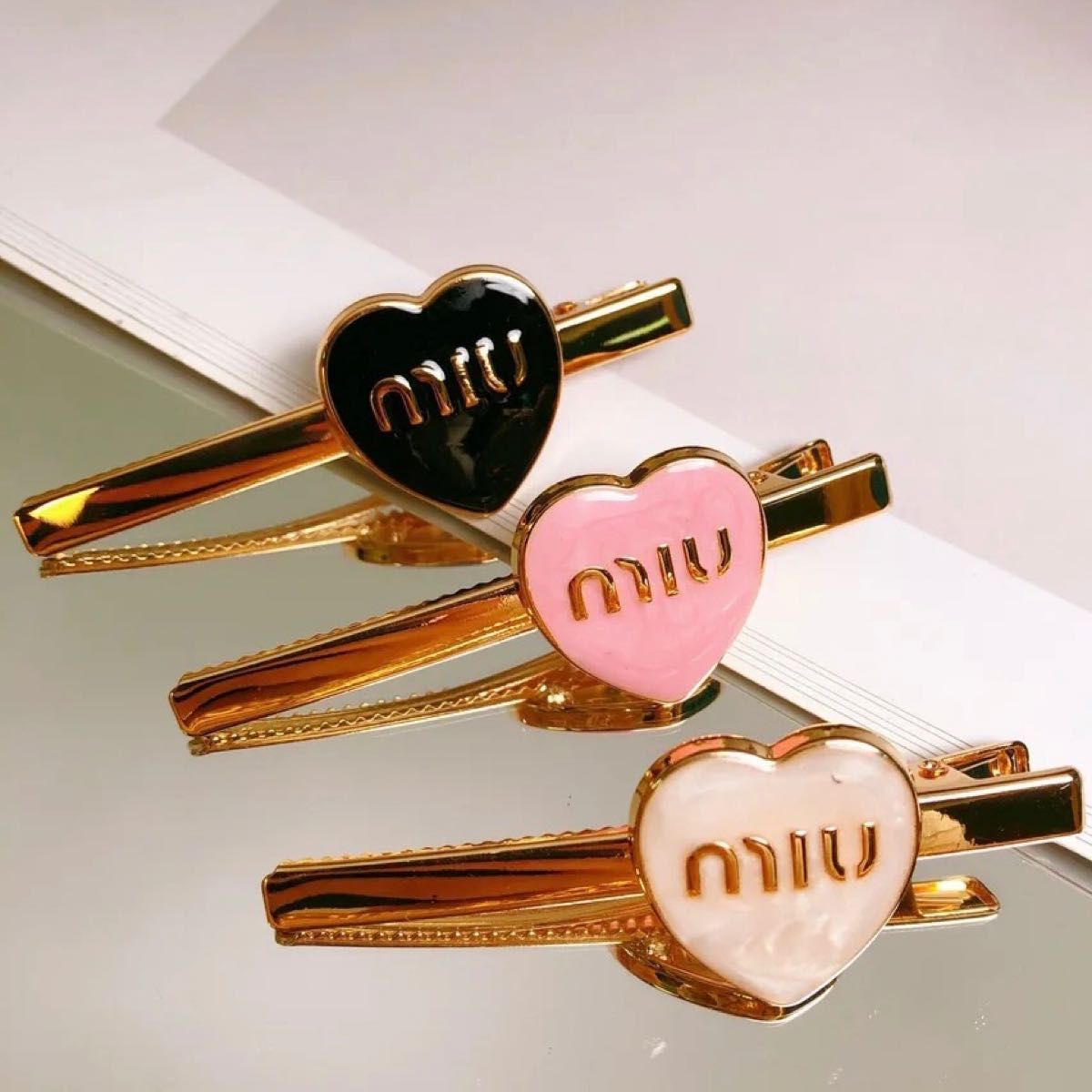 MIU MIU ヘアゴム ヘアピン ヘアアクセサリーセット ピンク MIU MIU ヘアゴム ヘアピン ヘアアクセサリーセット ピンク