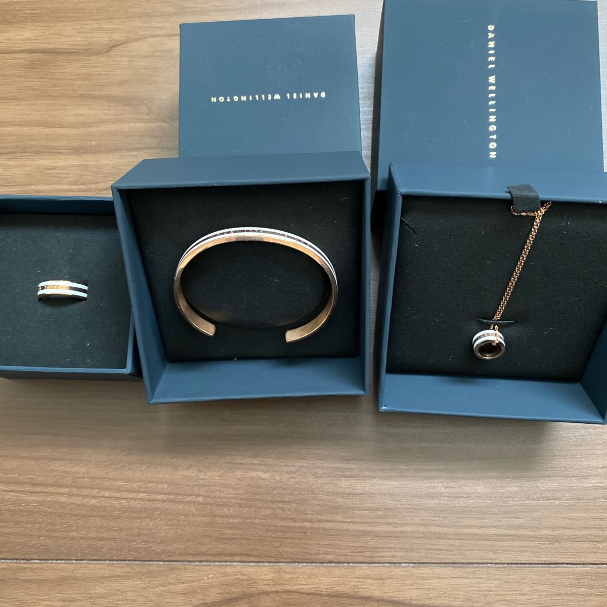 DANIEL WELLINGTON ダニエルウェリントン3点セット箱付き完全新品です。ブレスレットMサイズ　指輪日本のサイズ13