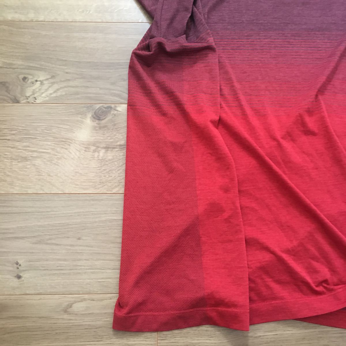 ユニクロ　半袖Tシャツ　赤系グランディーション　Ｌサイズ 美品_画像3