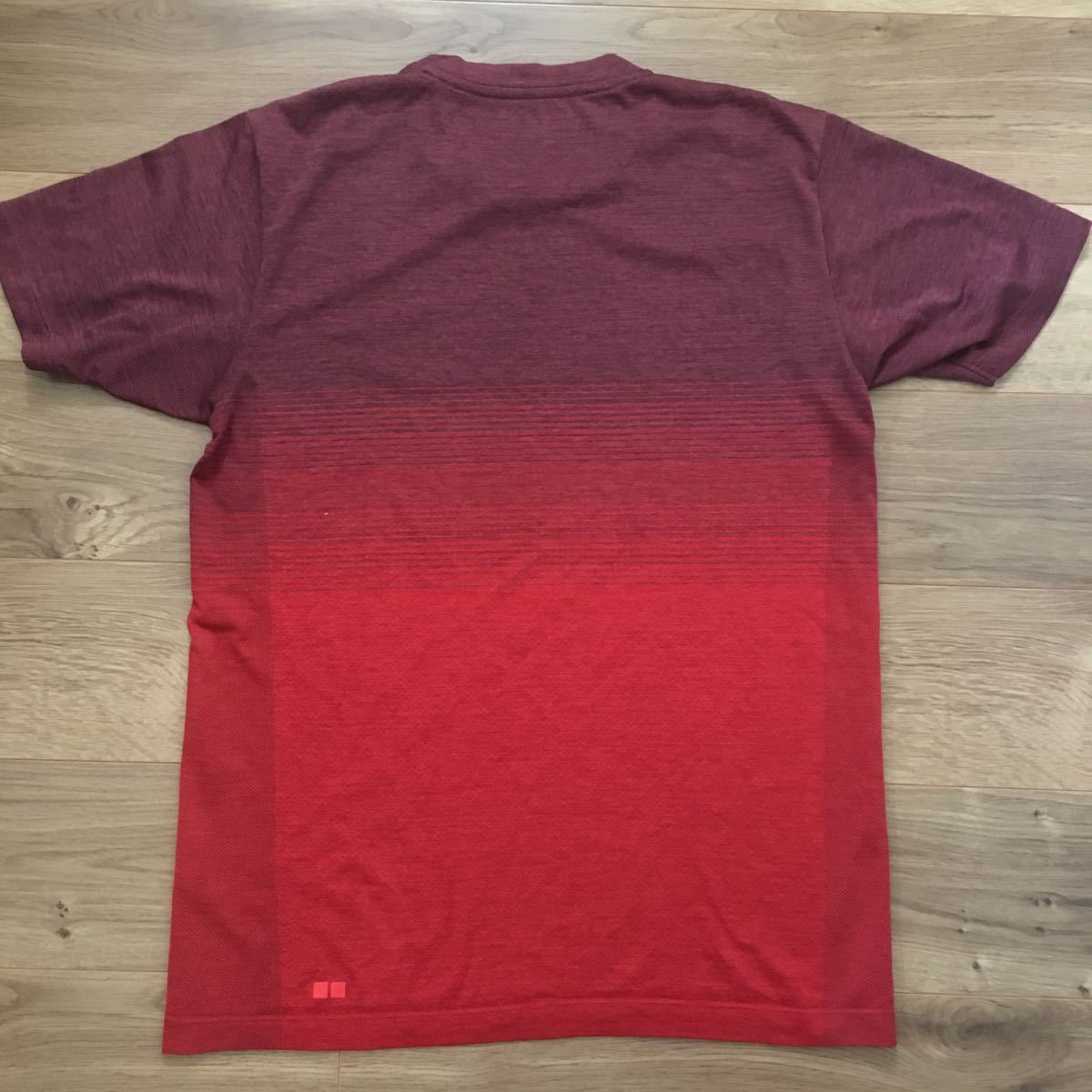 ユニクロ　半袖Tシャツ　赤系グランディーション　Ｌサイズ 美品_画像4