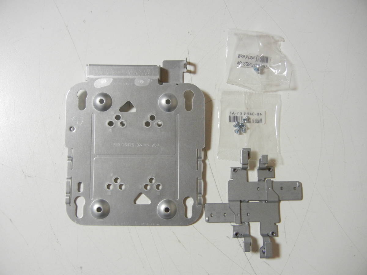 ★中古★ Cisco Aironet 取り付け金具 AIR-AP-BRACKET-1(700-26425-04) AIR-AP-T-RAIL-R(700-19209-05)の画像1