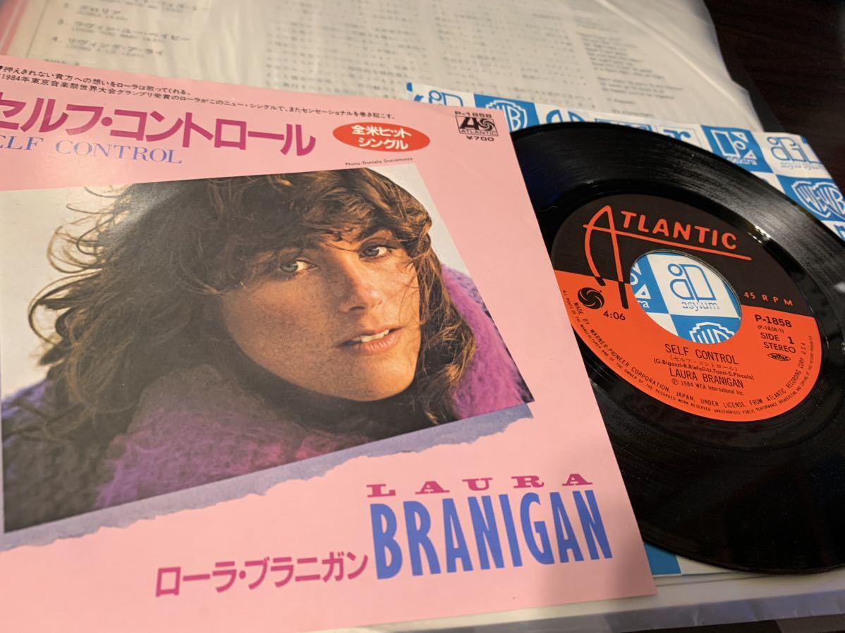 ★★　ローラ・ブラニガン　/　LAURA BRANIGAN　　P-11213 　　LP+シングル盤セット _画像5