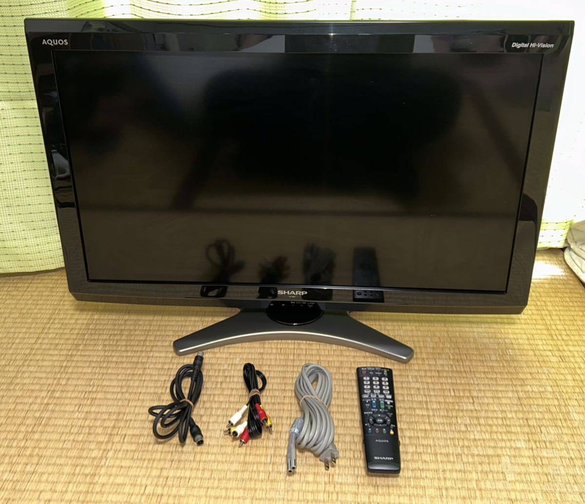 シャープ 32V型 液晶 テレビ AQUOS LC-32E7-B ハイビジョン_画像1