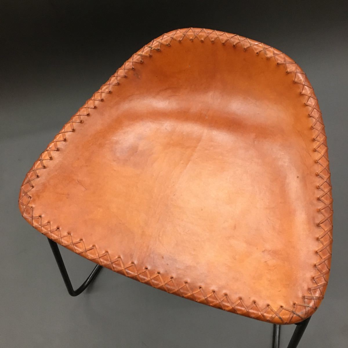 レザースツール スチールフレーム アンティーク デザイン椅子 イス チェア アイアン 鉄脚 座面 本革張り インド製