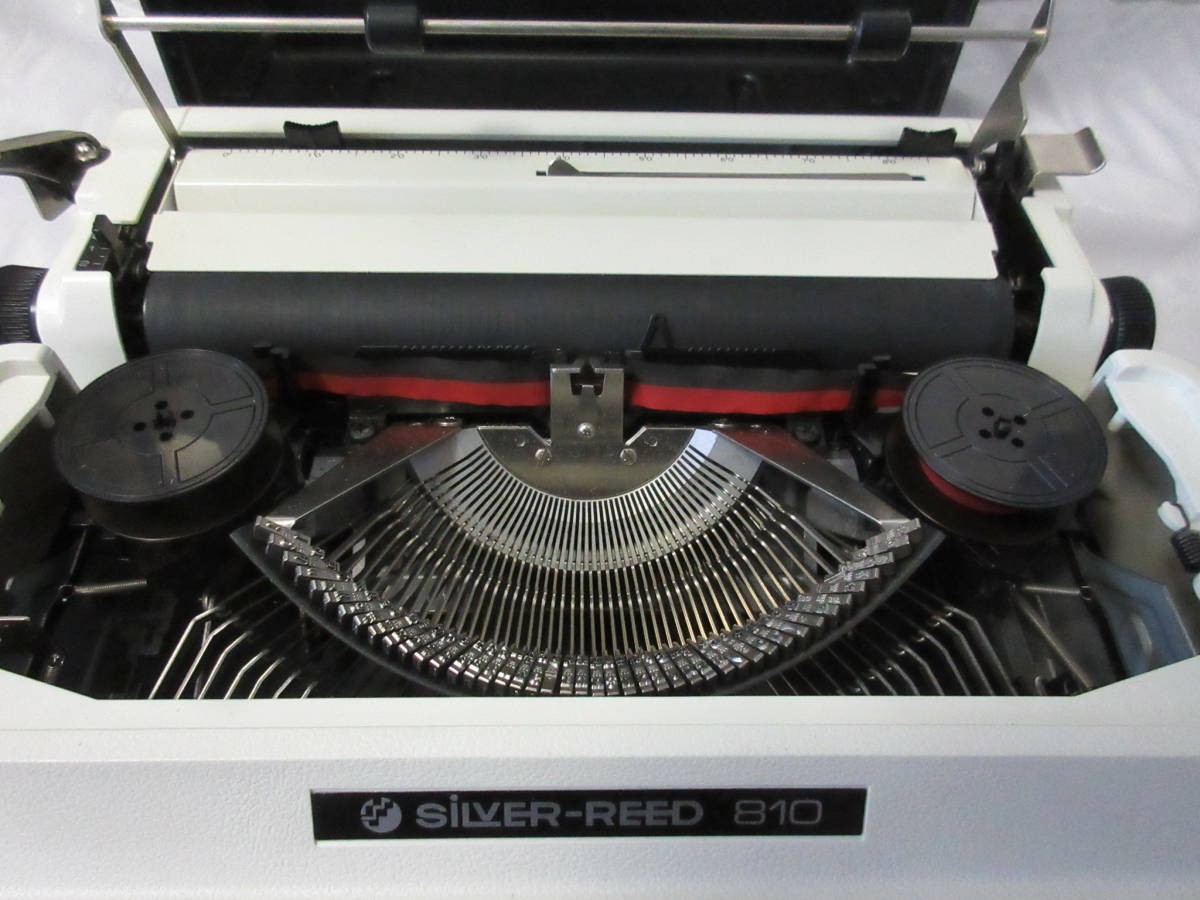 [34-17] silver .. silver Lead typewriter MODEL:810 junk treatment * free shipping ( Hokkaido * Okinawa * excepting remote island )