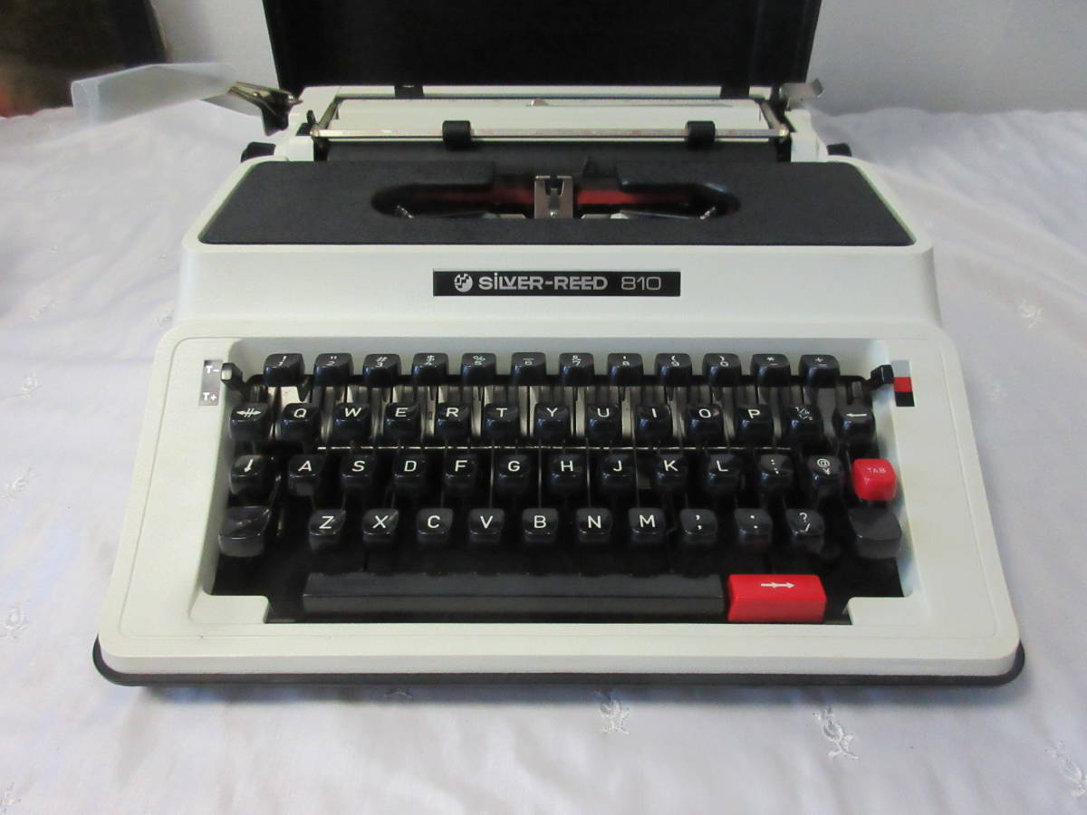 [34-17] silver .. silver Lead typewriter MODEL:810 junk treatment * free shipping ( Hokkaido * Okinawa * excepting remote island )