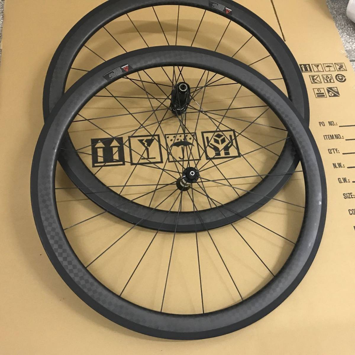 入荷中 リム高50mm カーボンホイールセット 700C 自転車ホイール