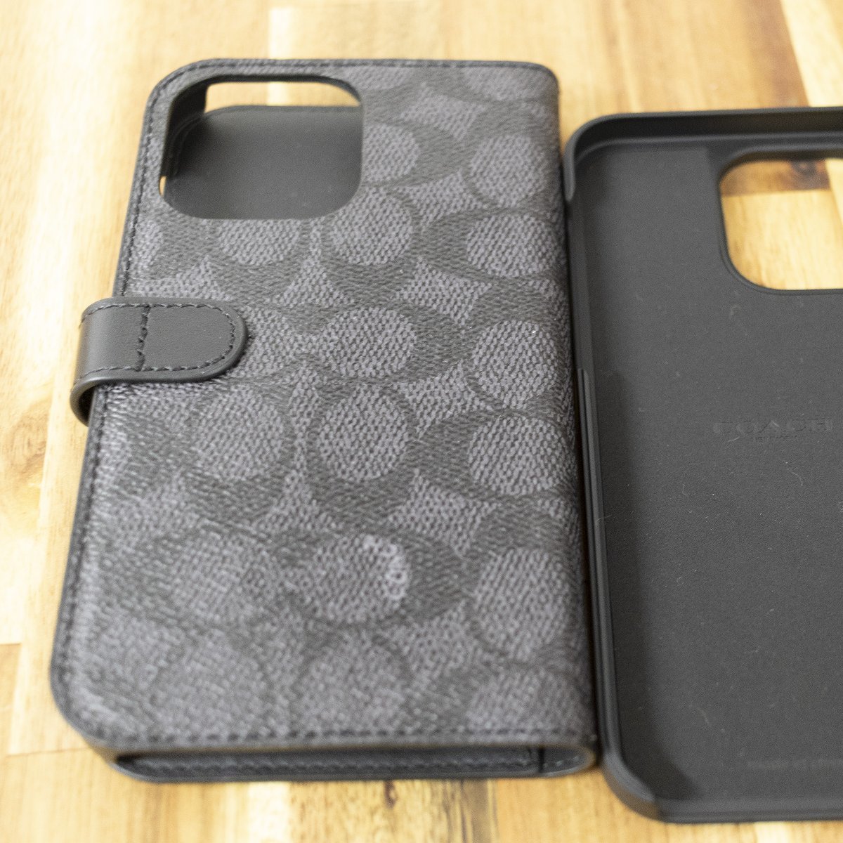 COACH コーチ シグネチャー 黒・グレー系 PVC 手帳型 iPhone14 ProMAX 対応 アイフォンケース スマホケース 中古美品_画像3