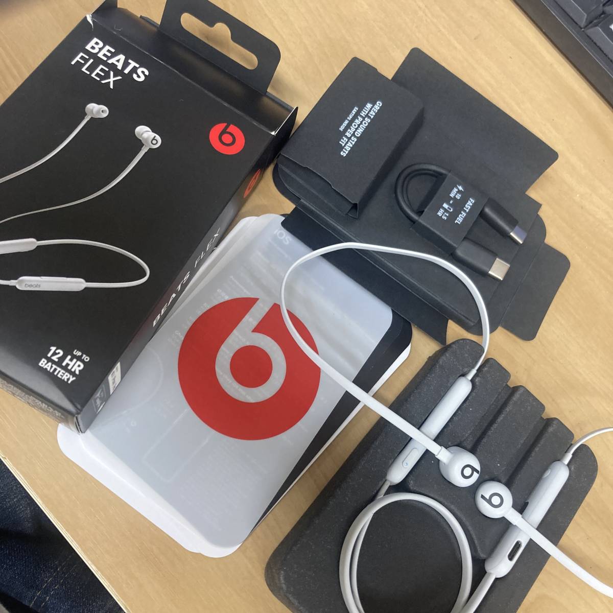 正規販売店】 1回のみ使用 Beats Flex ワイヤレスイヤフォン