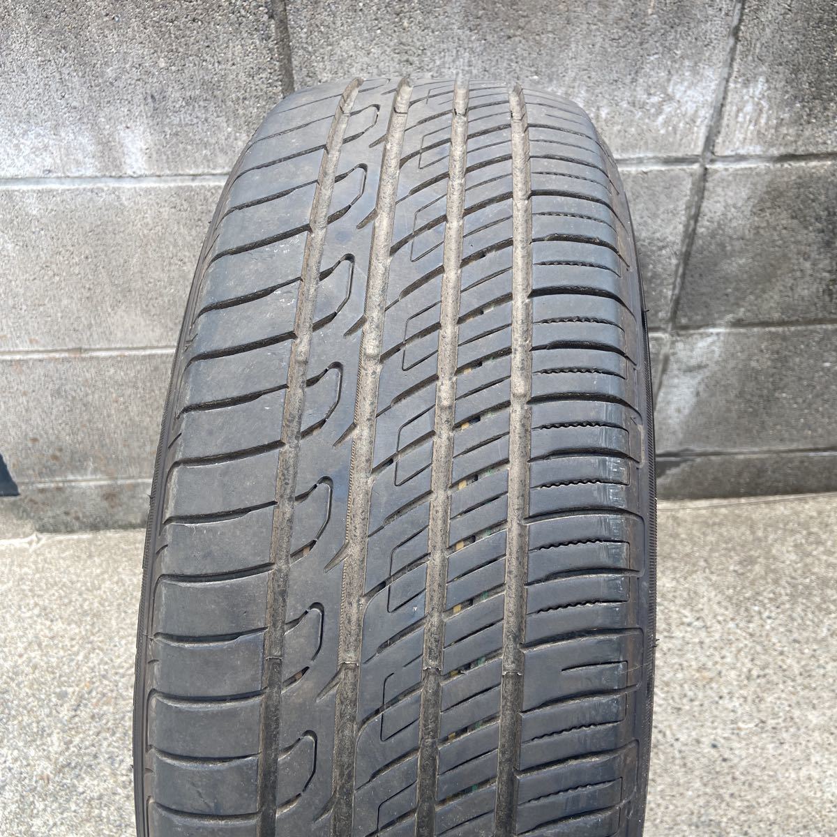 1本　バリ山　TOYO OVERTAKE RVⅡ 215/60R17 96H 2022年製 中古 残り7mm パンク修理無し_画像5