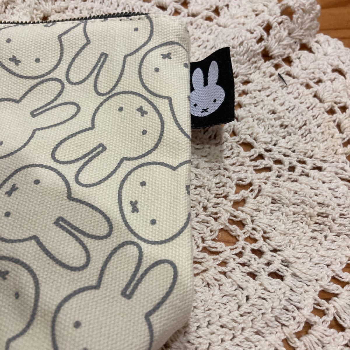 新品即決送料無料♪miffy ミッフィー 総柄ポーチ_画像2