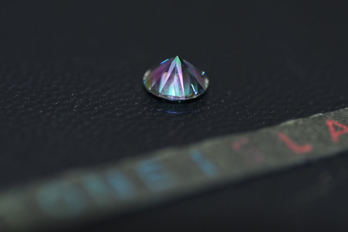 ■新入荷■ ラボ マルチカラーダイヤモンド １ct ラウンドカット 宝石 希少 輝き 宝石シリーズ ラウンド形状 モアッサナイト 証明書付 C302_画像5