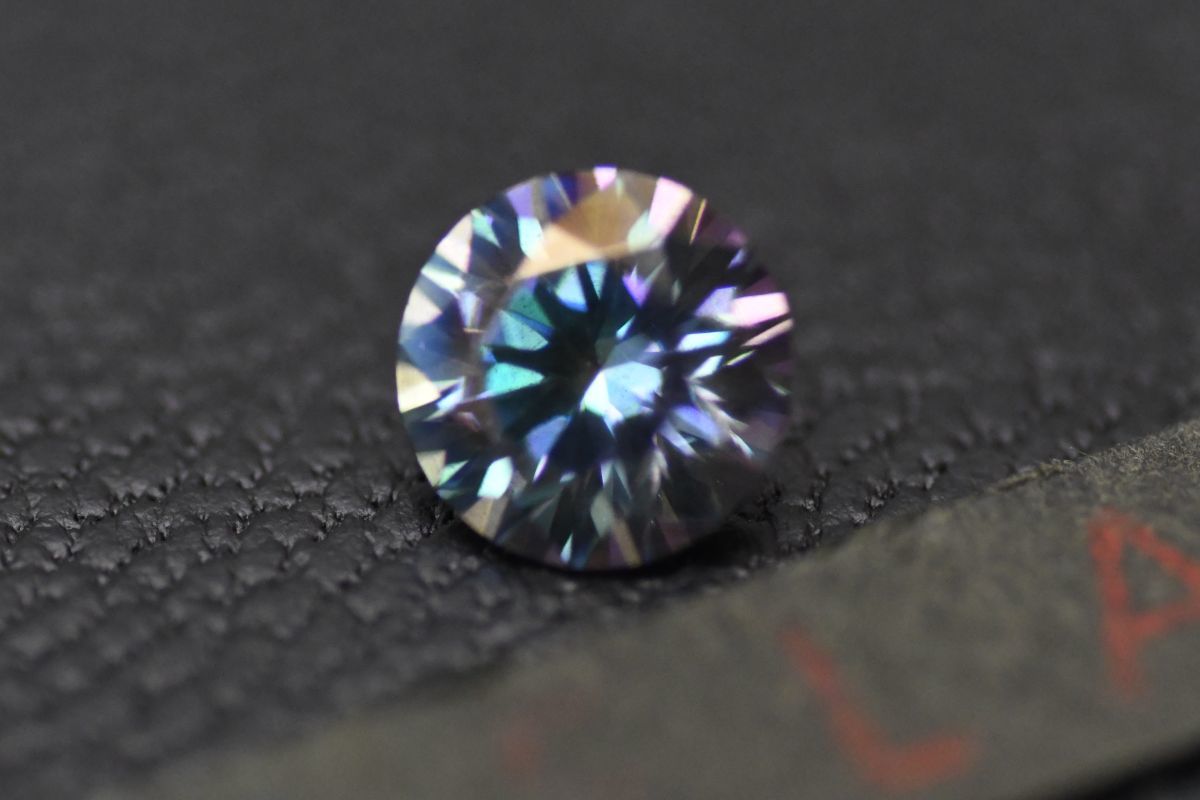 ■新入荷■ ラボ マルチカラーダイヤモンド １ct ラウンドカット 宝石 希少 輝き 宝石シリーズ ラウンド形状 モアッサナイト 証明書付 C302_画像1