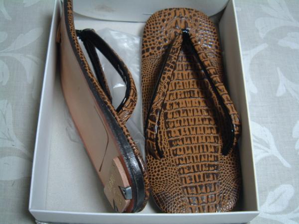  sandals setta * imitation leather .wani* burns tea * original leather bottom..