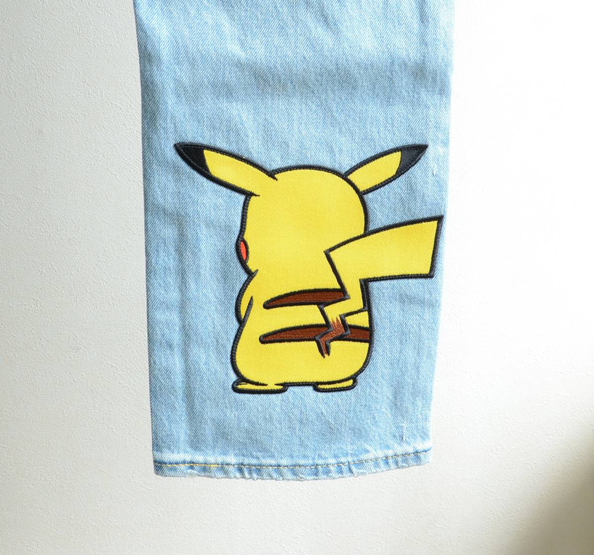 新品 リーバイス × ポケモン 25周年記念 551Z デニムパンツ W3２ Pokemon ピカチュウ 刺繍_画像4