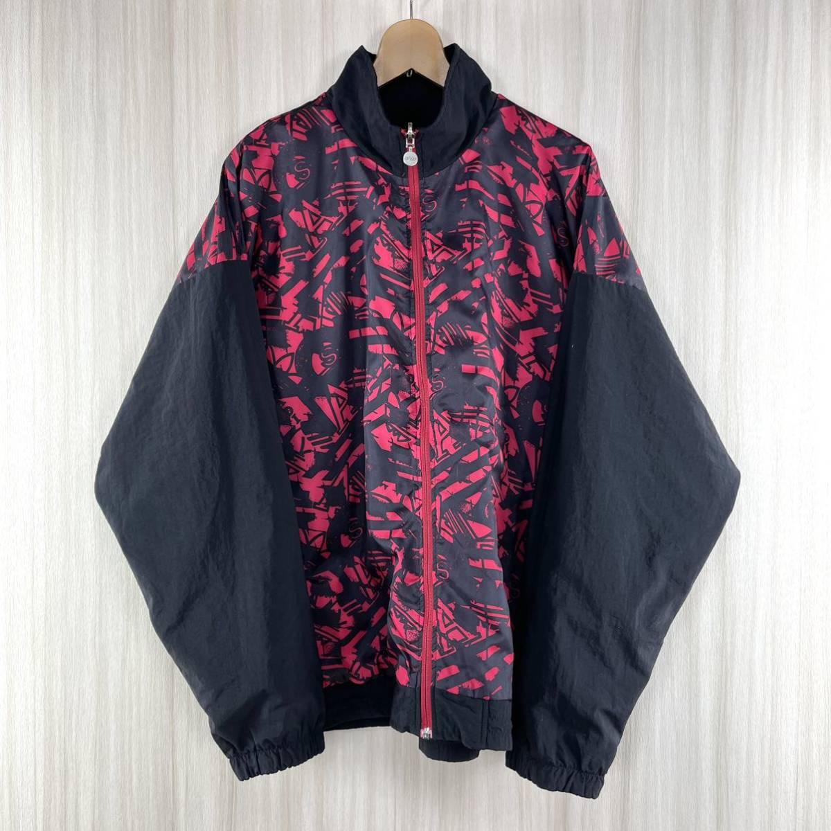 入手困難】【企業ロゴ】アディダス オリジナルス バックプリント 総柄