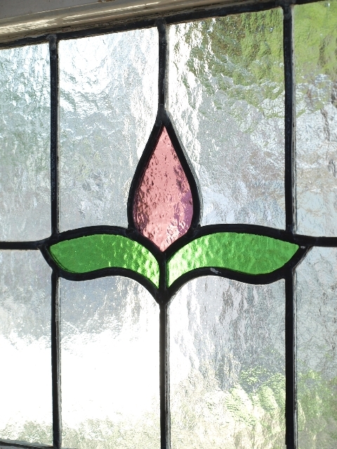 ■アンティークステンドグラス01 ピンク色のつぼみ アンティークフレーム 花柄 英国 イギリス 窓 ドア 建具に■_画像4