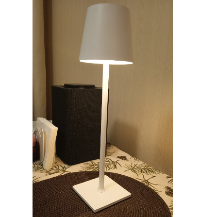 テーブル ランプ 防水 USBケーブル付き 調光 ライト 照明 インテリア 装飾 リビング デスク 寝室 アウトドア ムード 卓上 間接 全２カラー