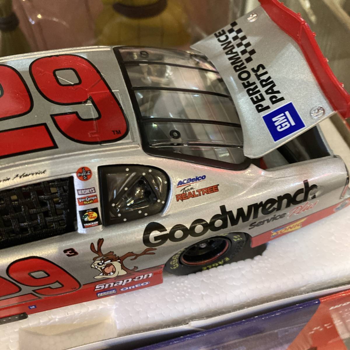 新品☆1/24　NASCAR　TAZ　ダイキャストカー★KEVIN HARVICK　29、ナスカー、ミニカー、ルーニートゥーンズ、タズ_画像3