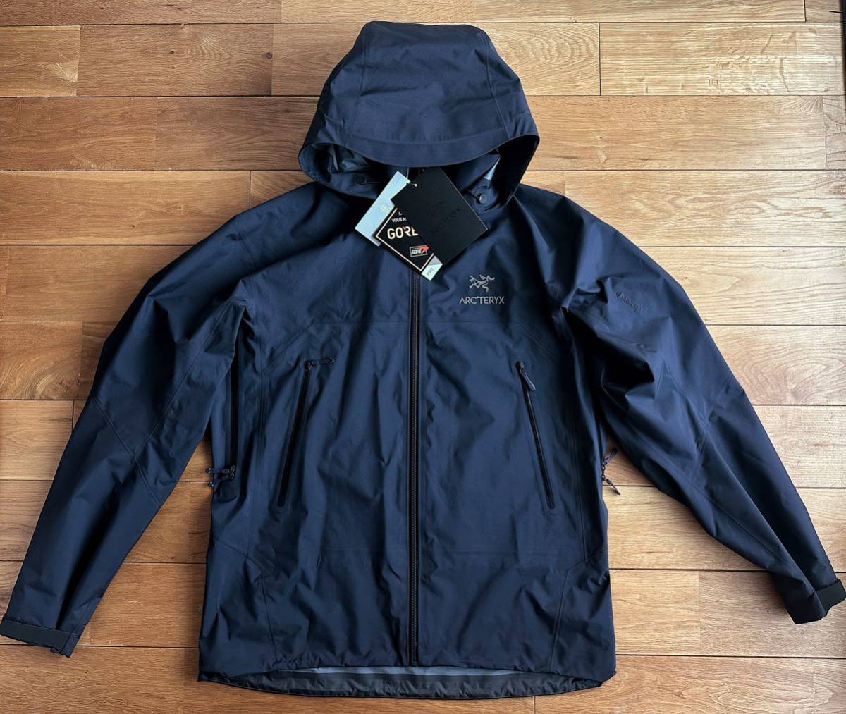 春先取りの 新品】ARC'TERYX 【国内正規 Beta BIRDAID保証書付き