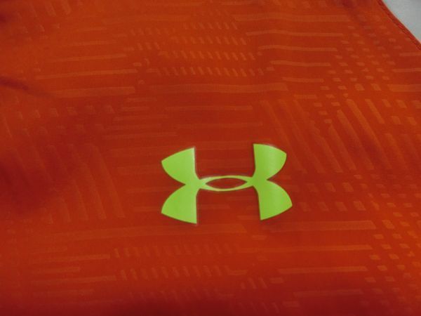 ★超美品★ UNDER ARMOUR アンダーアーマー 半袖ハーフジップウインドジャケット（MD）_画像4