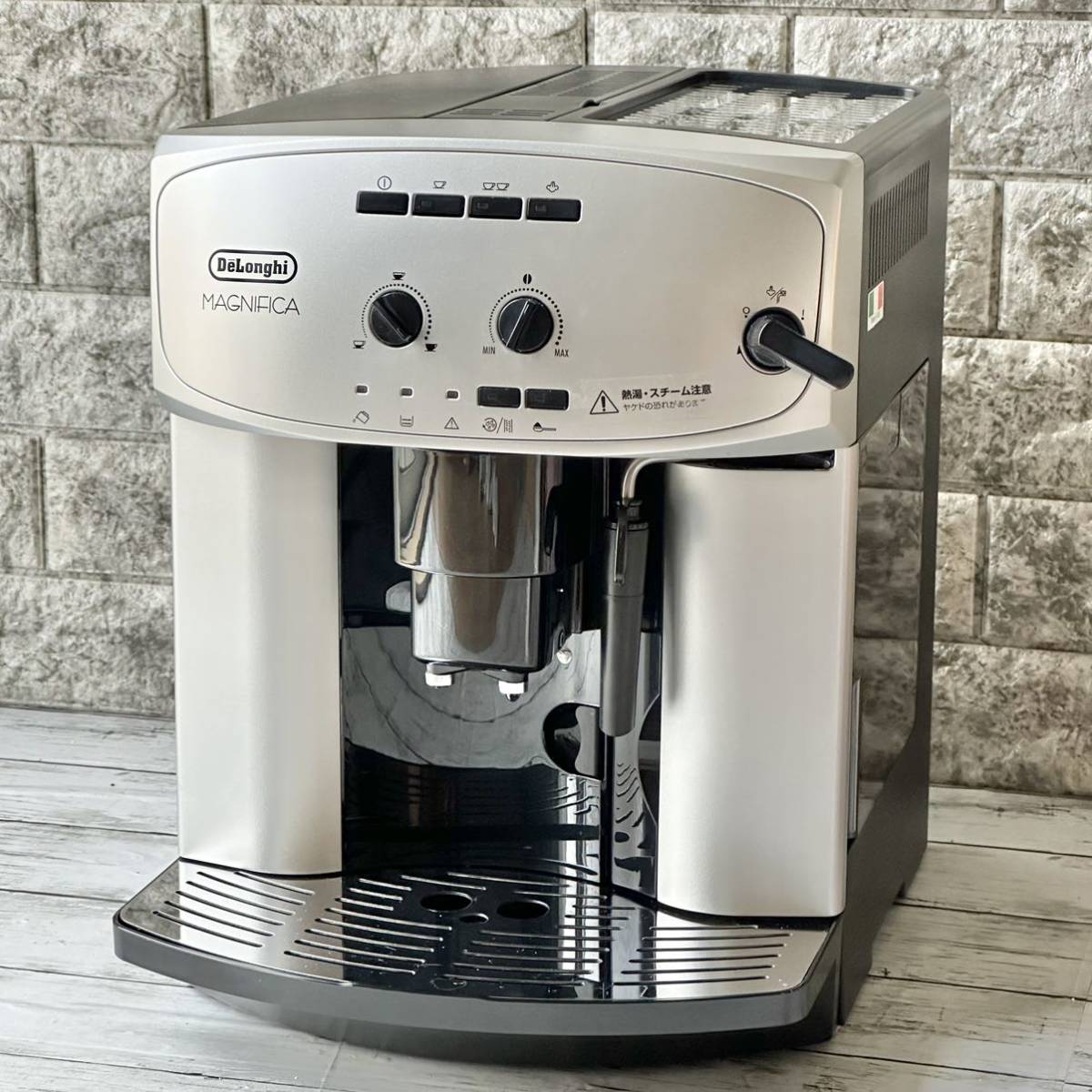 魅了 送料無料 全自動コーヒーマシン 『MAGNIFICA』 De'Longhi