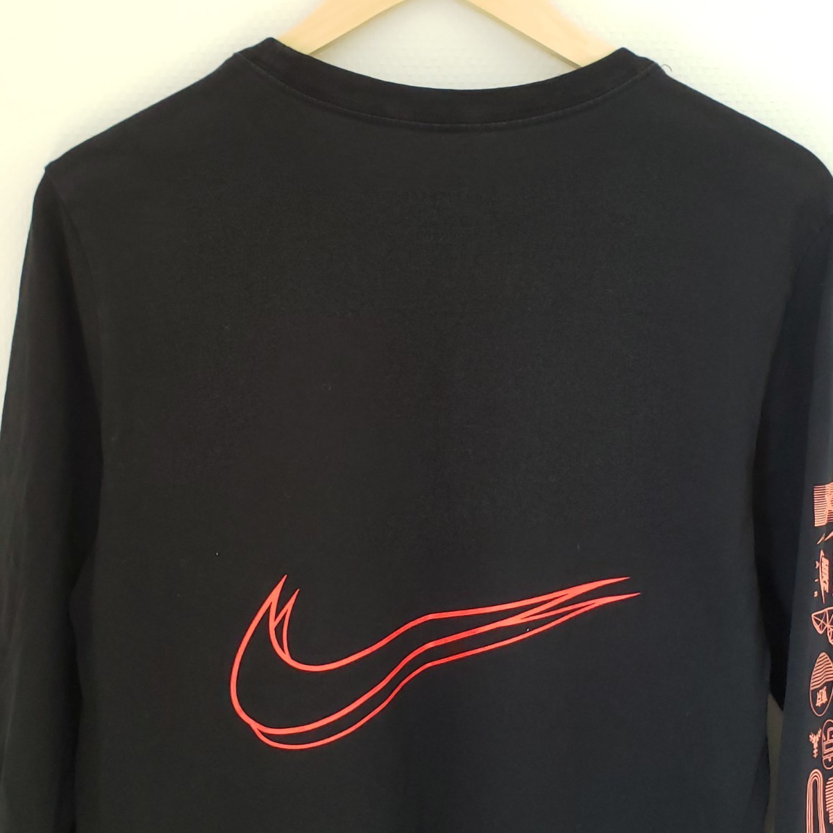 F7977EE NIKE ナイキ サイズM ロンT メンズ 黒 スポーティ 綿100% ロゴ入り こだわりT 長袖Tシャツ 古着 スポーツ カジュアル _画像4