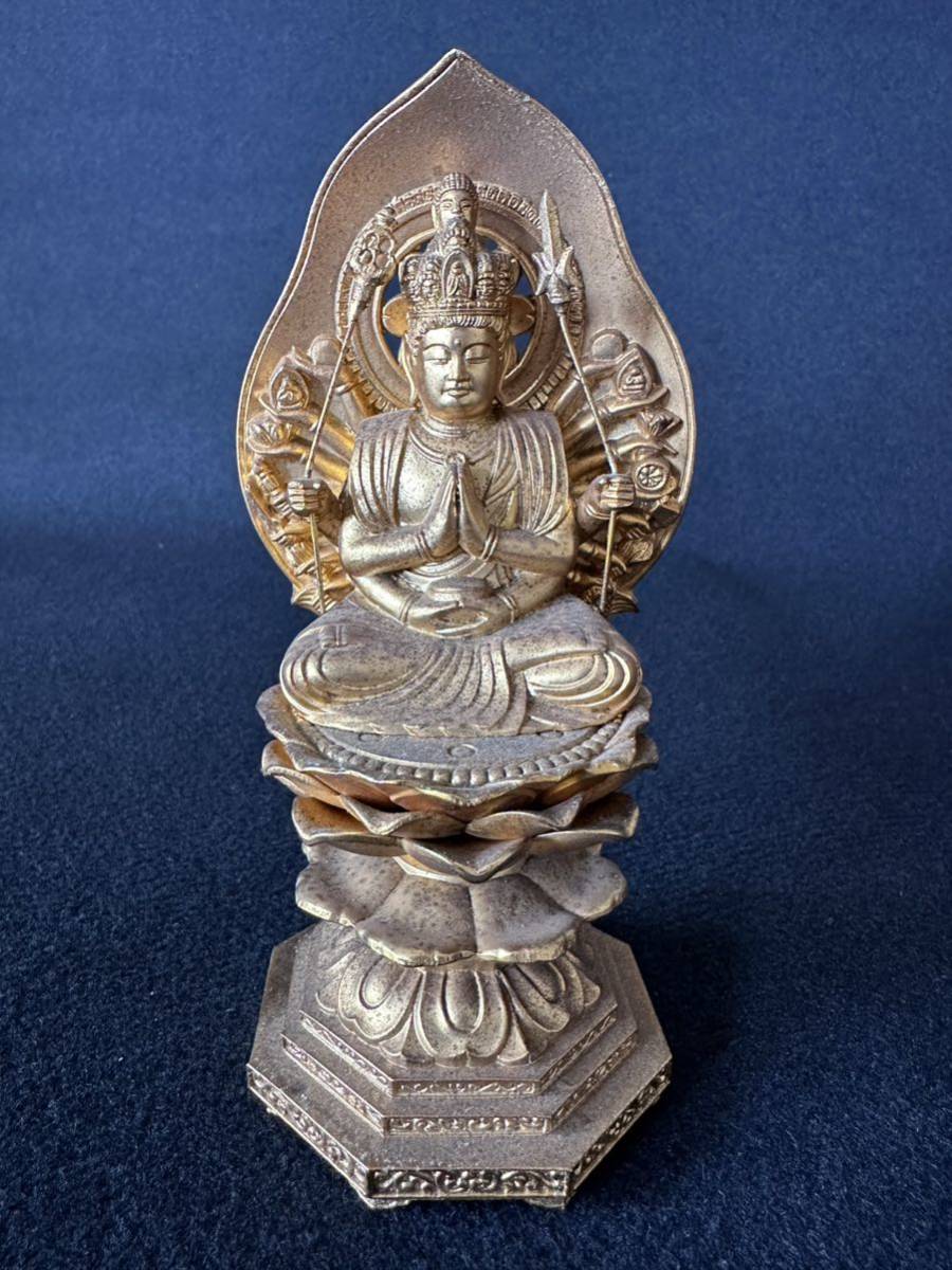仏教美術　牧田秀雲作　千手観音菩薩坐像　高さ約15.5cm 金鍍金仕上 合金製　金属製 _画像1