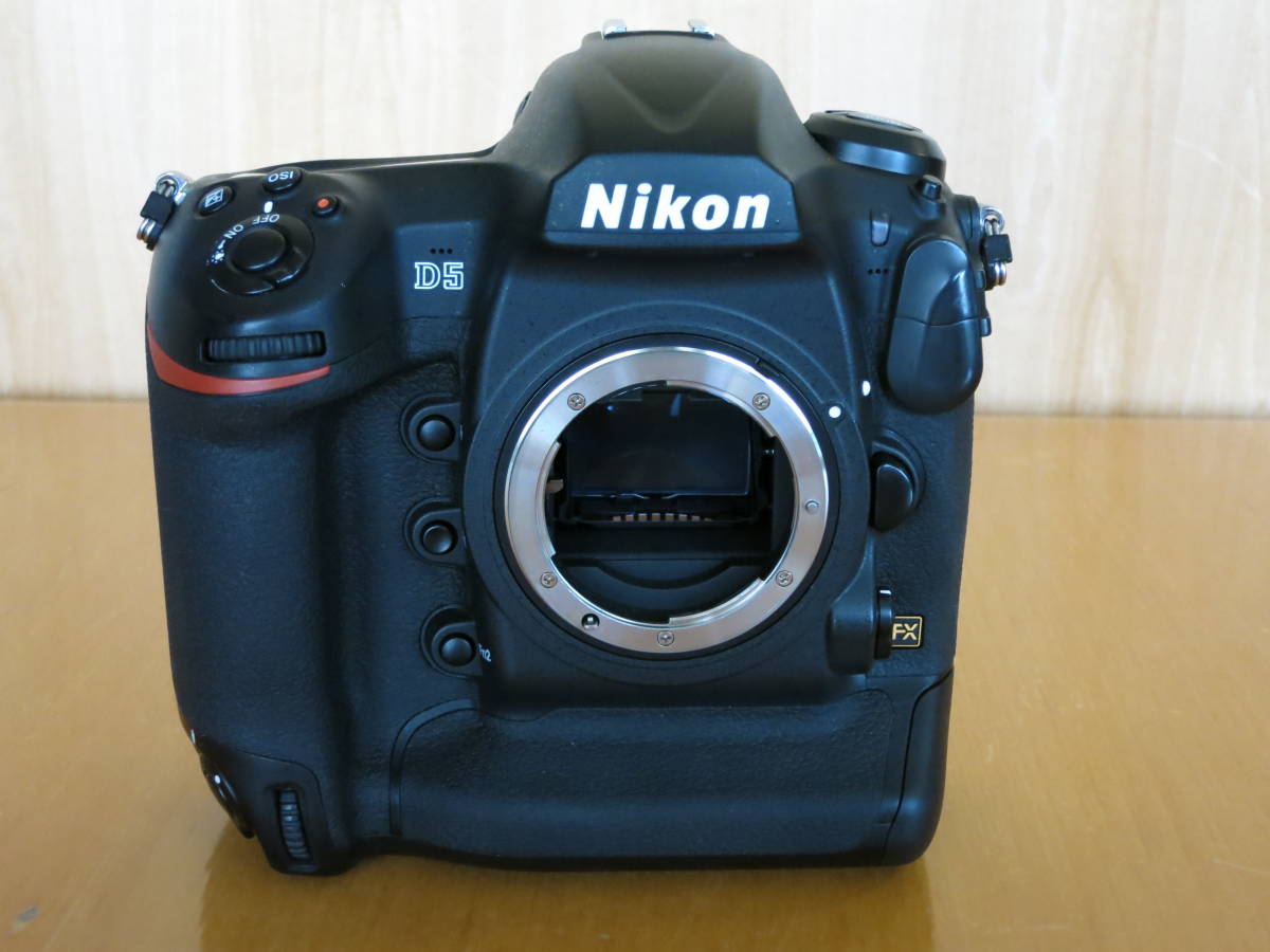 偉大な 【極美品】Nikon D5 ボディ 元箱・付属品多数あり Type XQD