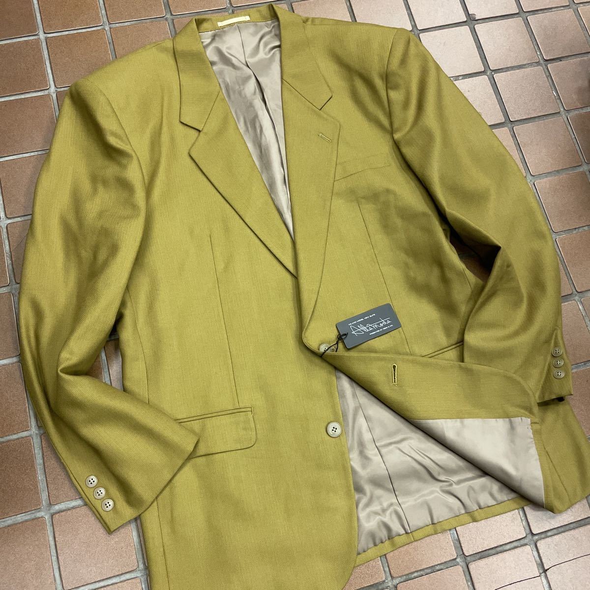 新品　未使用　激安　タグ付き メンズスーツ ビジネススーツ　高級　3TL アンティークゴールド　ノーベンツ　サラサラ生地　ビックサイズ_画像2
