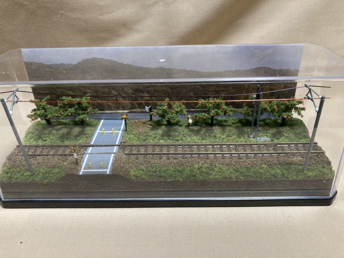 Nゲージ ミニジオラマ展示台「りんご畑」 街路灯と列車信号機(赤 Nゲージ ミニジオラマ展示台「りんご畑」 街路灯と列車信号機(赤