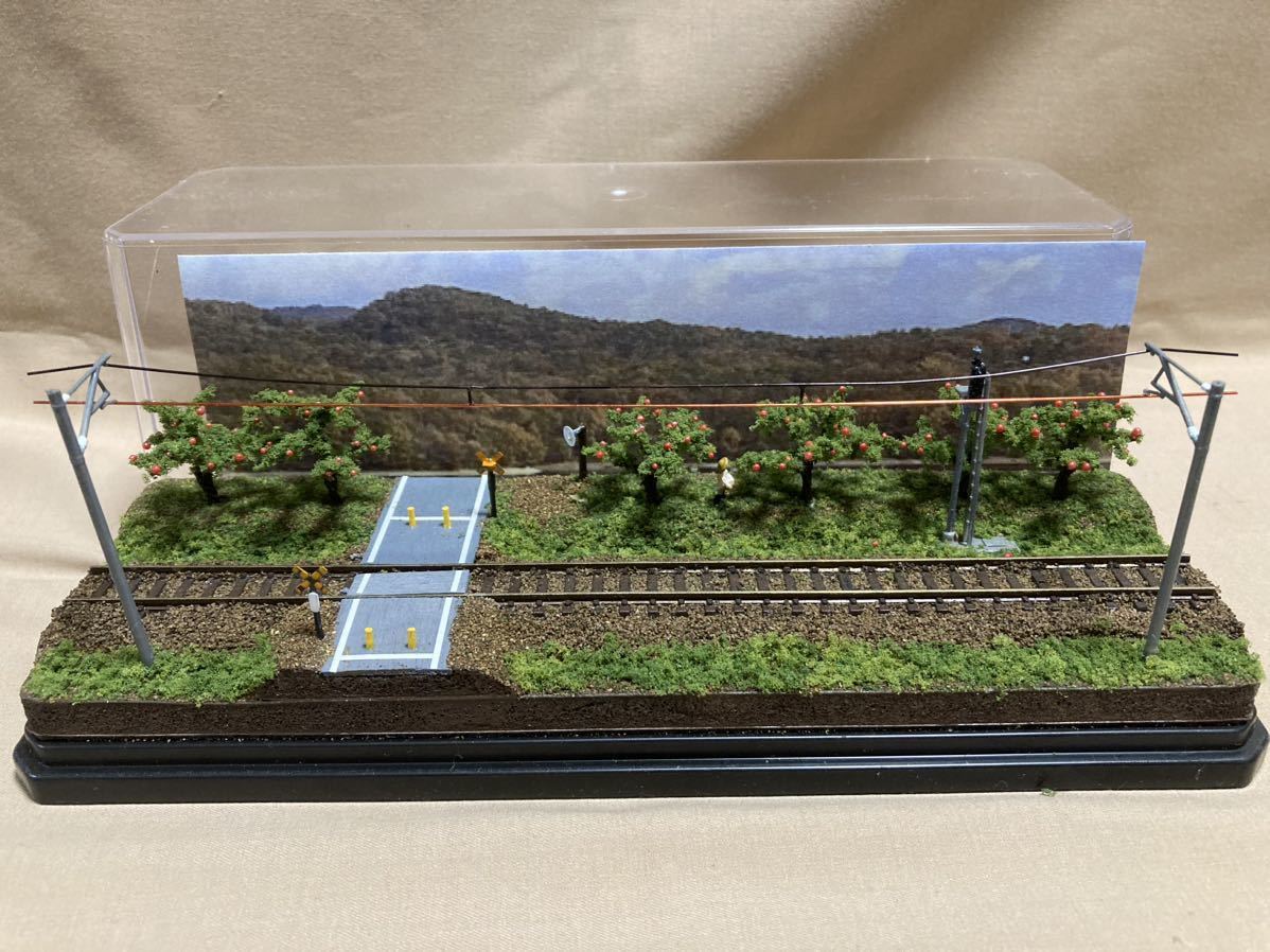 Nゲージ ミニジオラマ展示台「りんご畑」 街路灯と列車信号機(赤 Nゲージ ミニジオラマ展示台「りんご畑」 街路灯と列車信号機(赤