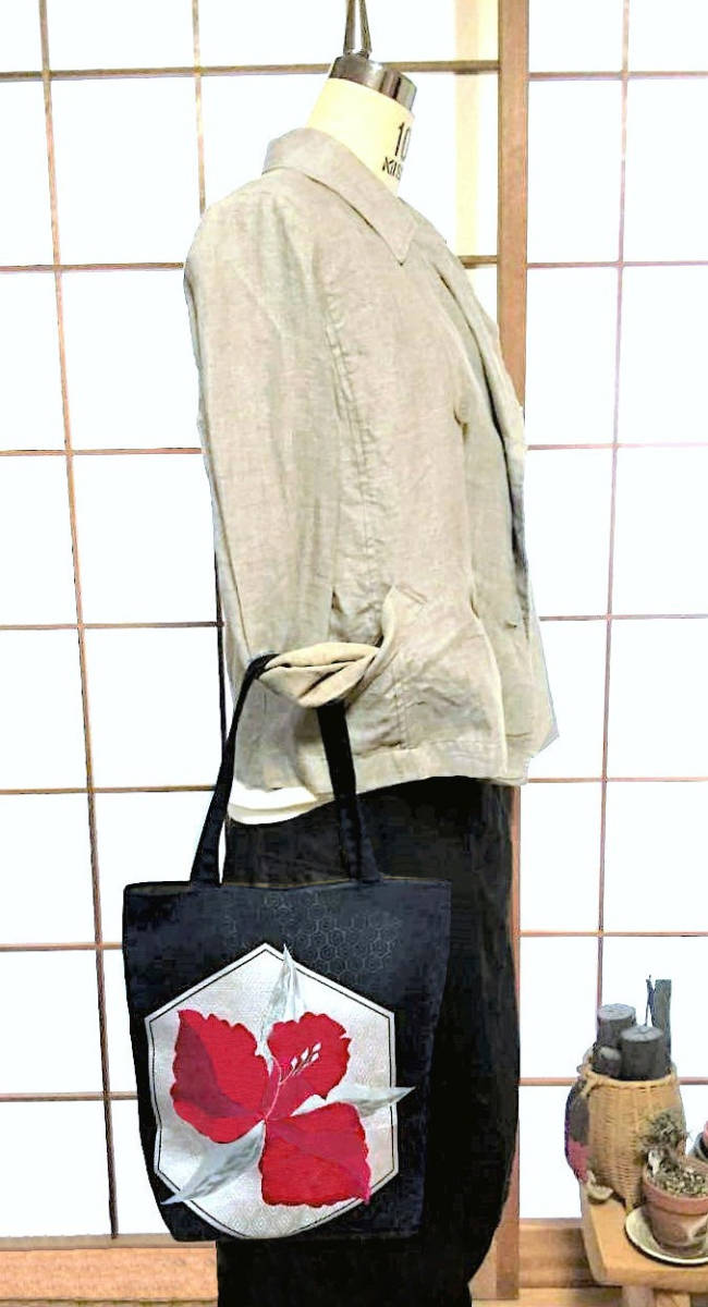 最新人気 着物帯リメイク☆朱子織りの花柄トートバッグ☆赤×黒 バッグ