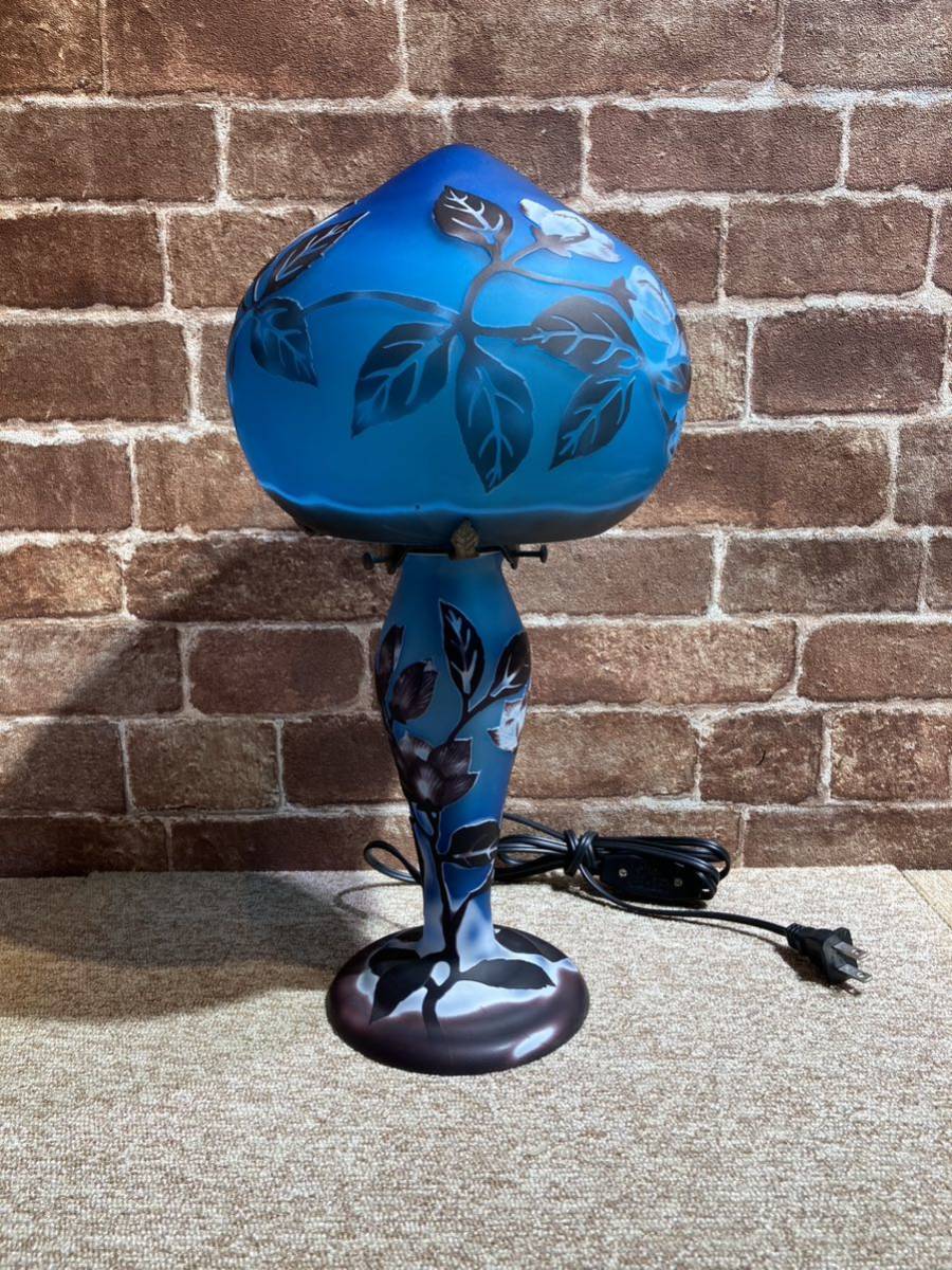 エミール・ガレ風 テーブルランプ 青色に花柄 アンティーク調 ナイトスタンド スタンドランプ ガラス 発光チェック済み
