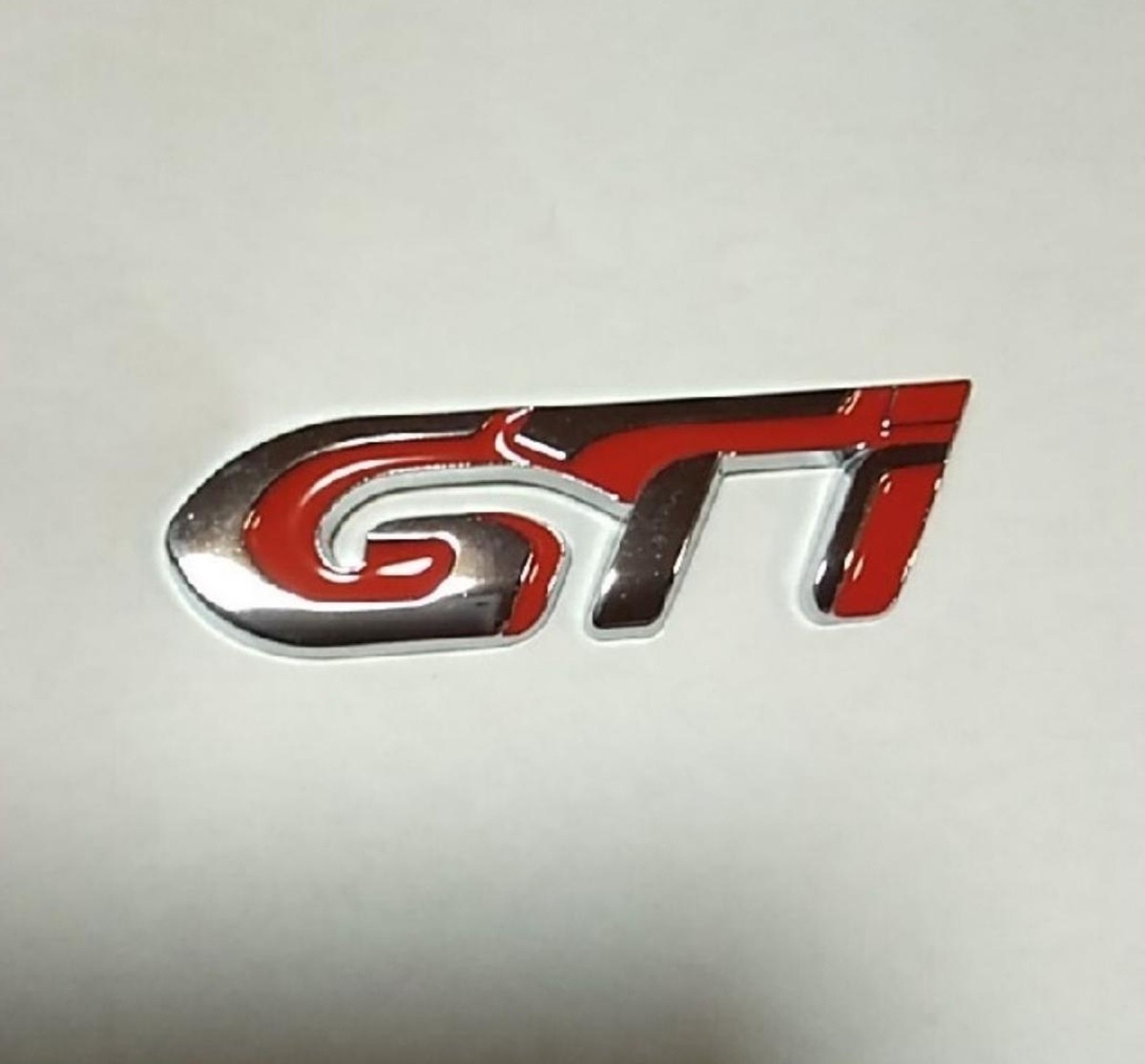 GTI　ワーゲン　エンブレム　金属製　両面テープつき シルバー レッド_画像1