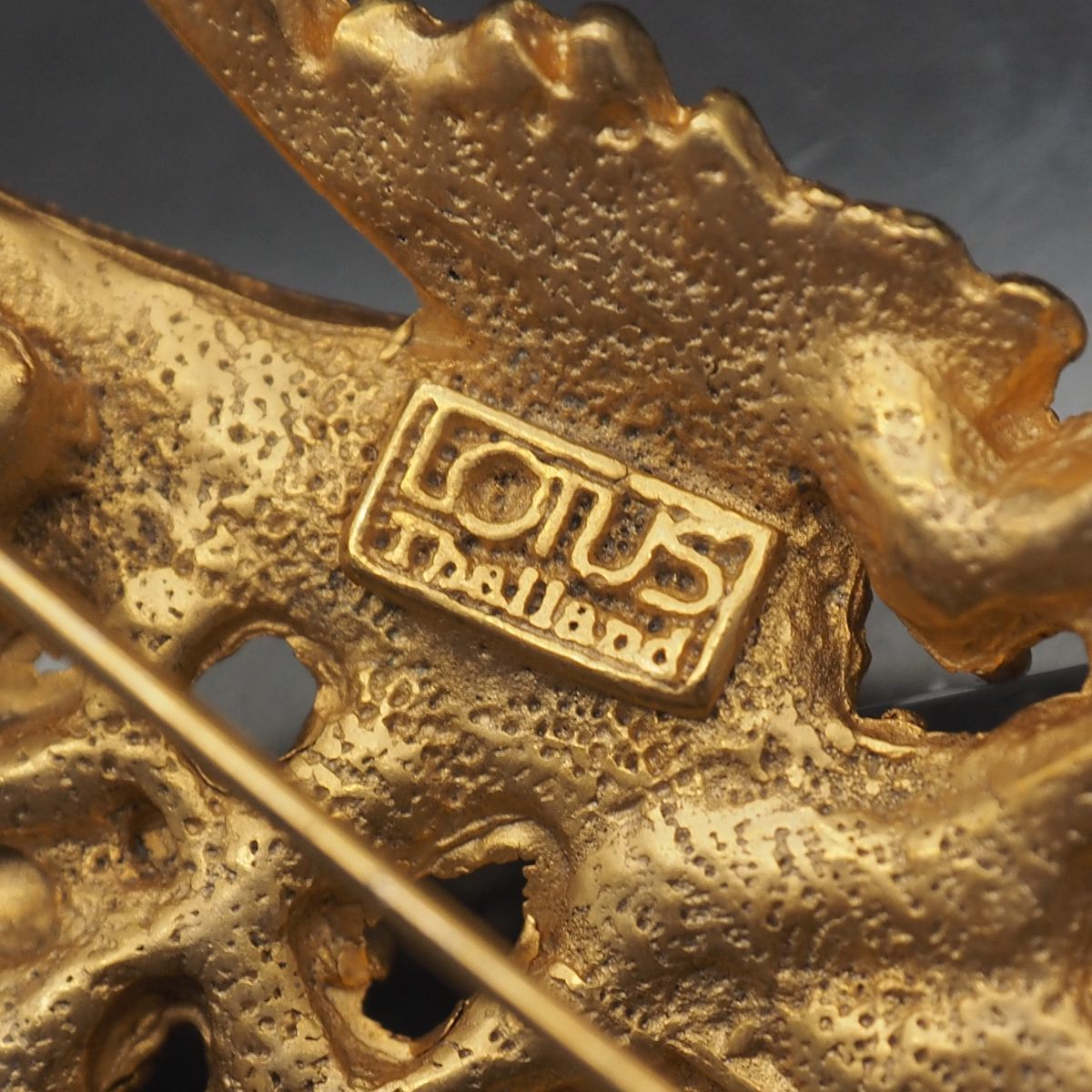 D742 ヴィンテージ LOTUS刻印 ブローチ ダイヤモンド風 ゴールド D742 ヴィンテージ LOTUS刻印 ブローチ ダイヤモンド風 ゴールド