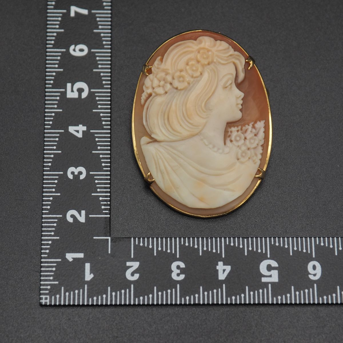 D778 シェルカメオ 作家サイン有 ブローチ 女性横顔 ゴールド D778 シェルカメオ 作家サイン有 ブローチ 女性横顔 ゴールド