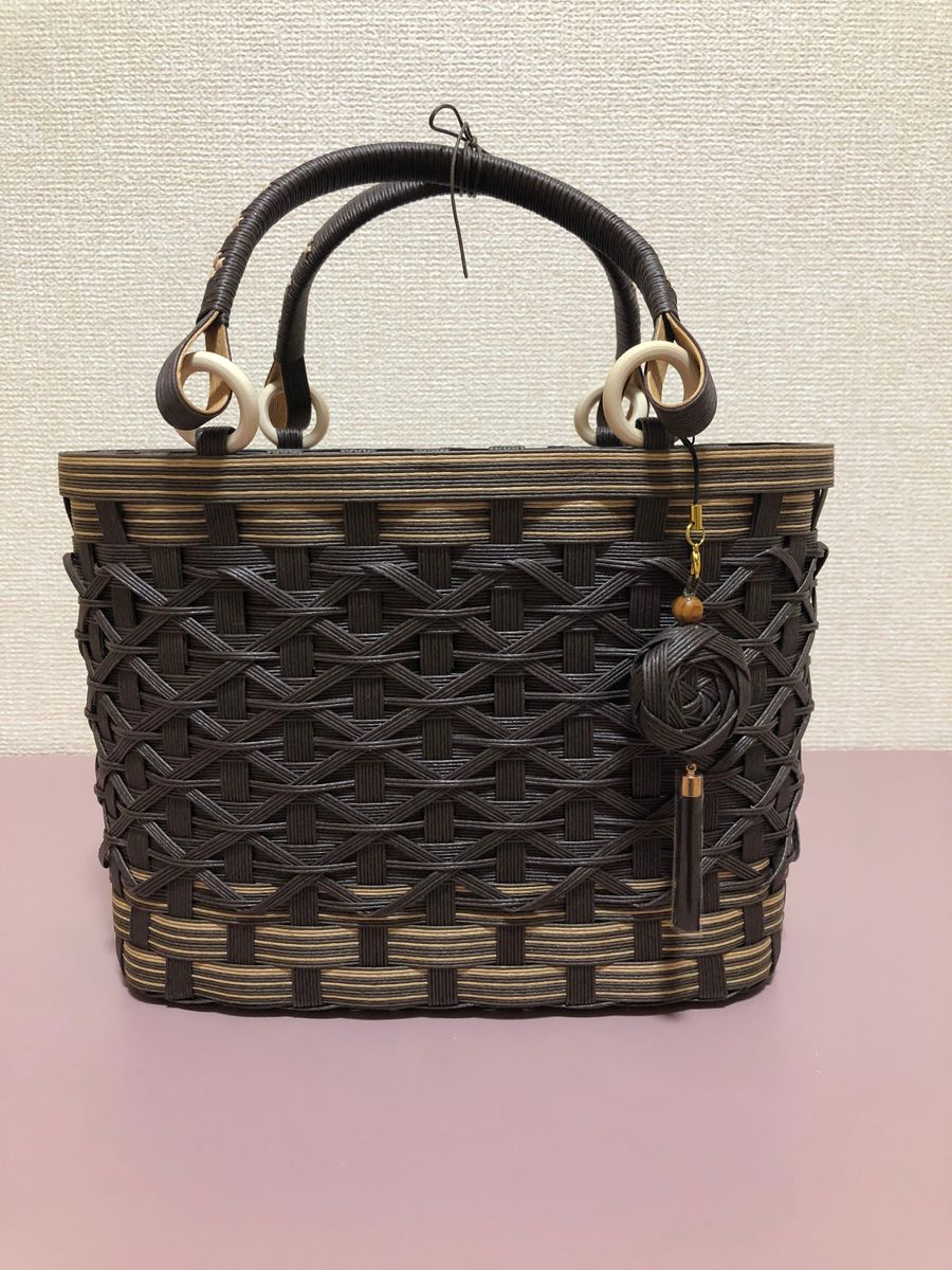 クラフトバンドかごバック・お花チャーム付き ハンドメイド お クラフトバンドかごバック・お花チャーム付き ハンドメイド お