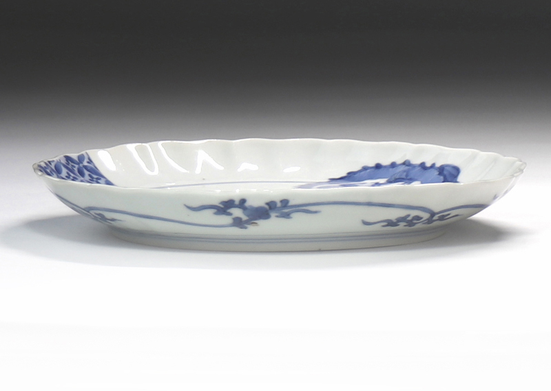 [.] Edo era previous term 1680~1710 year old Imari blue and white ceramics dragon . the 7 treasures .. writing wheel flower plate medium-sized dish [ futoshi Akira .. year made ] blue and white ceramics ... box attaching N4
