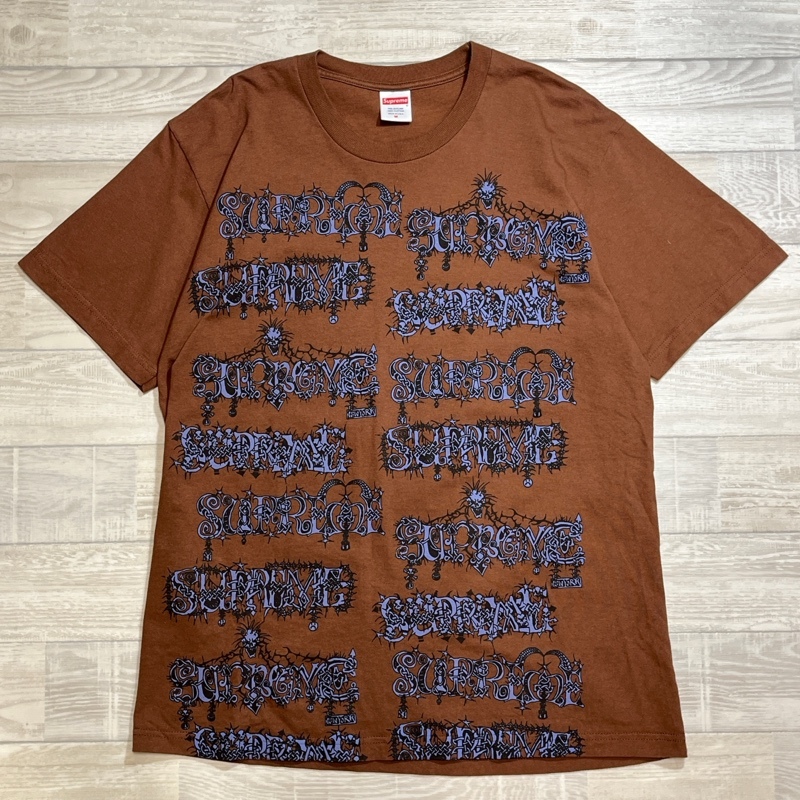 Supreme/シュプリーム/22FW/Wombat Tee/ウォンバットT/半袖Tシャツ/ブラウン/アクセサリー調ロゴデザインプリント